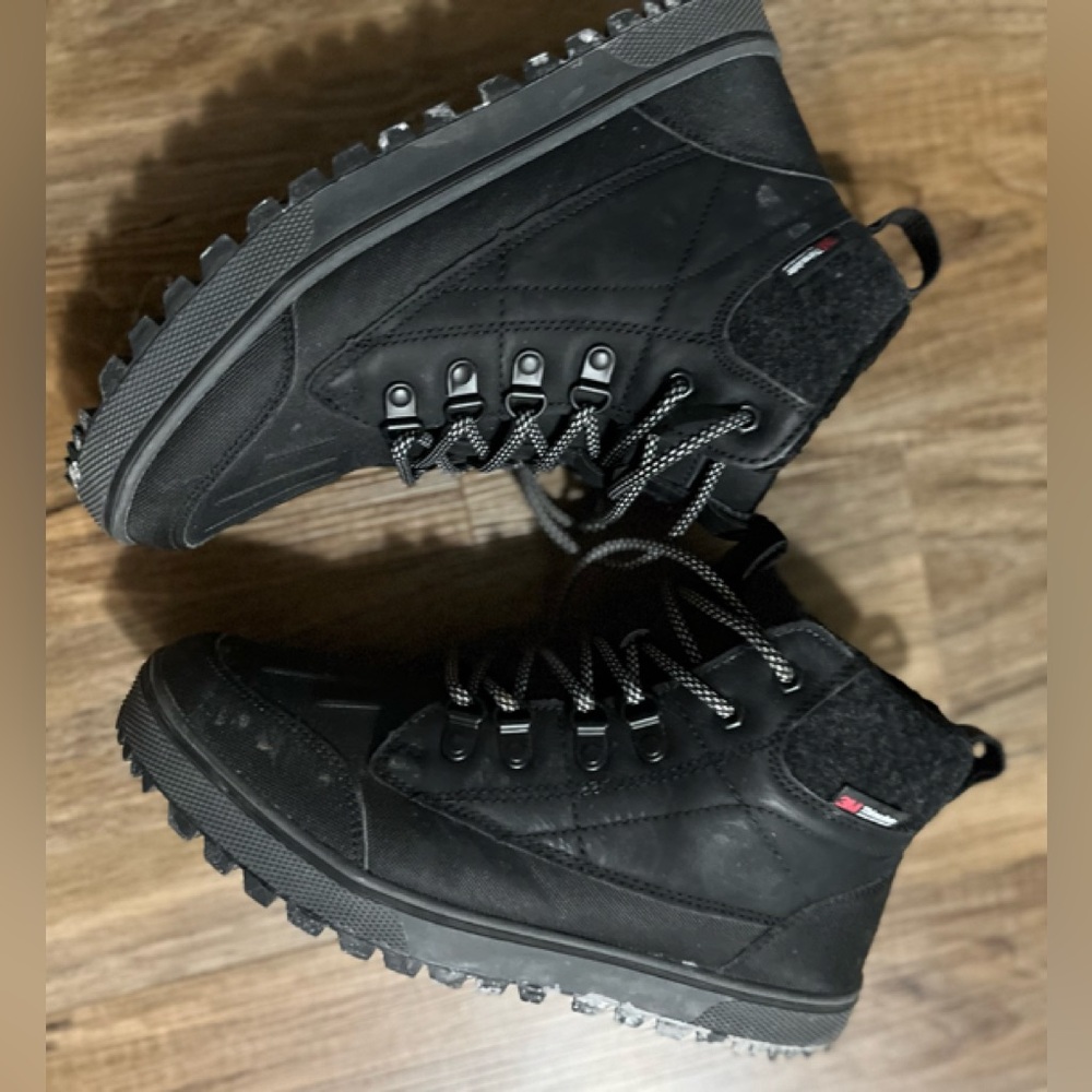 Almost Like New: Black Men's Winter Boots Tie Ups & 3M Style